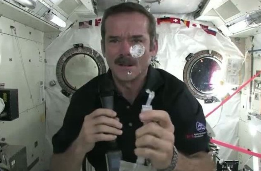 宇航员喝水
